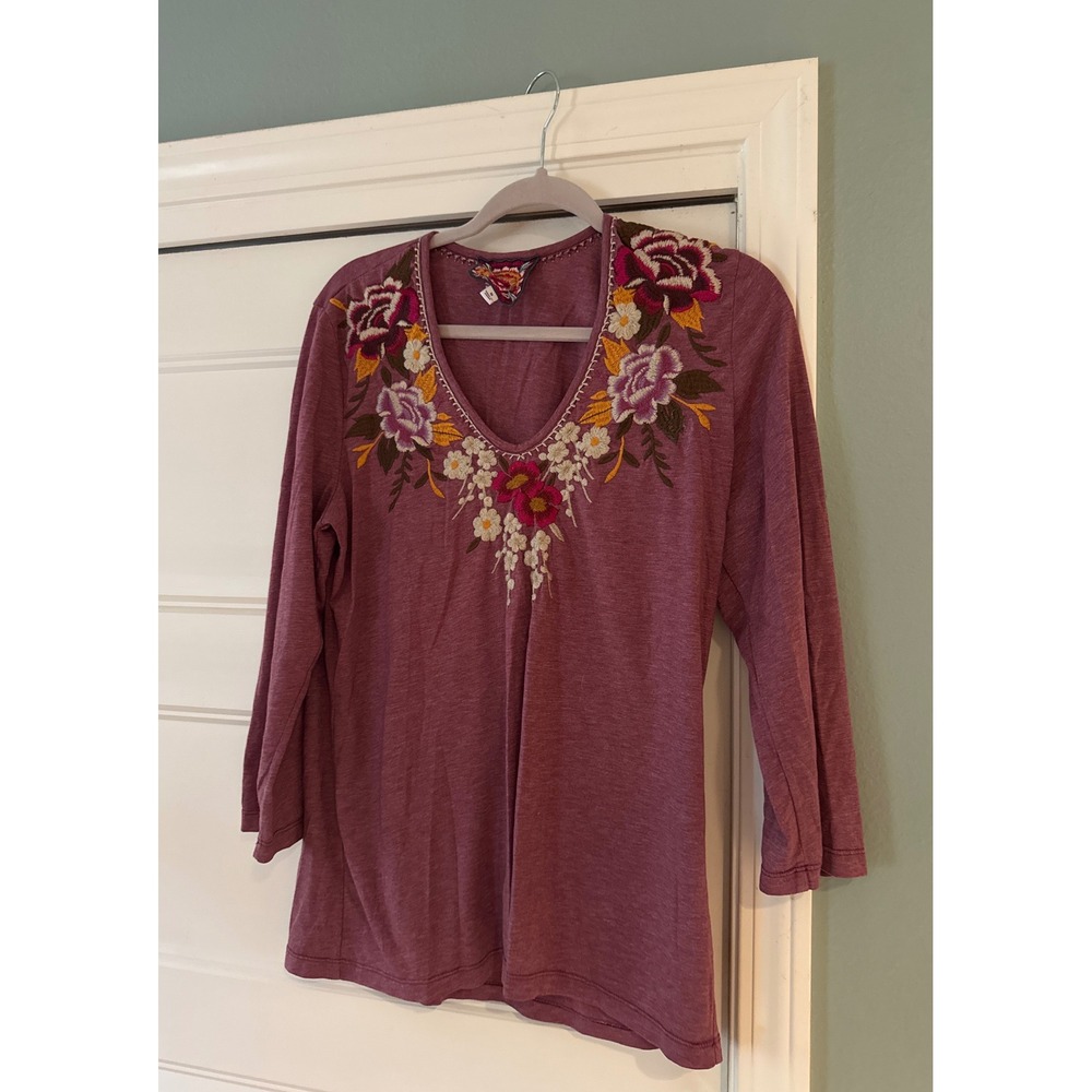 Johnny Was Top Tee Size Medium Plum Purple Floral Embroidered V-Neck 3/4 Sleeve